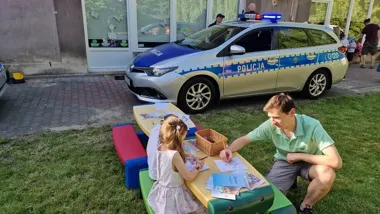 Radiowóz, czapki i kolorowanki. Policjanci z Komisariatu II zawitali do przedszkola na osiedlu
