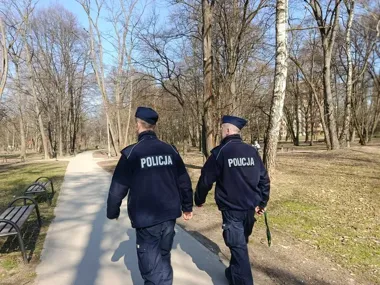 Wiosenna akcja krakowskiej policji - pod lupą sklepy i miejsca spotkań młodzieży