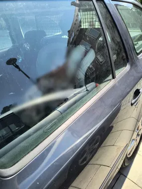 Niemowlę zostało w zatrzaśniętym aucie. Policjanci wybili szybę