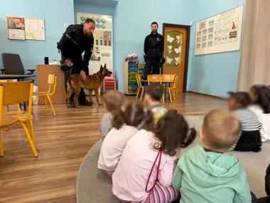 Pies służbowy skradł show w krakowskim przedszkolu podczas lekcji o bezpieczeństwie
