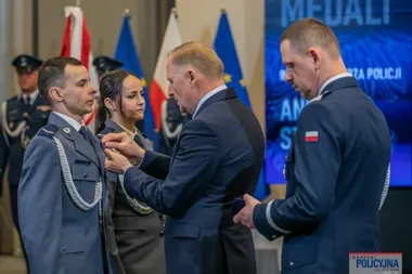Weszli do płonącego mieszkania i wrócili z medalami w MSWiA