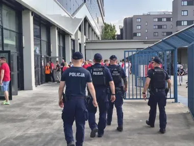 Marsz, dwa mecze i feta na Rynku - policja pilnowała tysięcy ludzi w Krakowie
