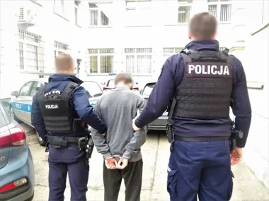 Pistolet na gumowe kule i gaz pieprzowy - nastolatkowie wpadli po dwóch rozbojach