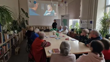 Policjantki w Krakowie obnażyły metody oszustów - seniorzy otrzymali praktyczne wskazówki