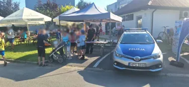 W Krakowie dzieci wsiadały do radiowozu, a policjanci mówili o wakacyjnych zagrożeniach