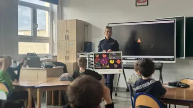 Policjanci uczyli pierwszaków - lekcja drogowa, która może zmieniać nawyki