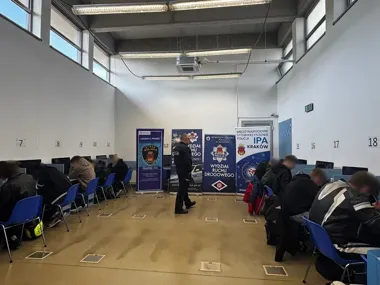 W Krakowie młodzi kierowcy musieli połączyć teorię, tor i pierwszą pomoc