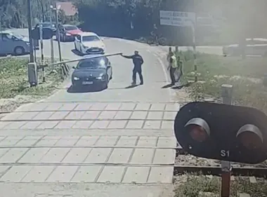 Na przejeździe o krok od tragedii - policjant z Krakowa zatrzymał auto