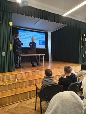 Krakowskie policjantki weszły do szkoły - uczniowie usłyszeli o pułapkach internetu