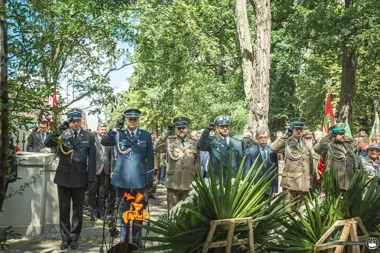 Na Rakowickim Cmentarzu policja i mundurowi oddali hołd ofiarom Wołynia