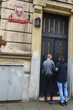 Groźby w sieci i wybite auto - policja zamknęła sprawę w Krakowie