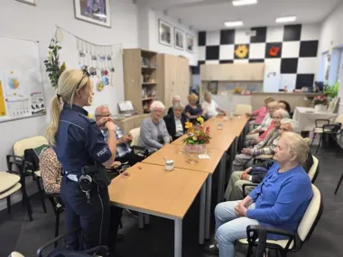 Policjanci z Krakowa ostrzegli seniorów przed pułapkami na drodze i w domu