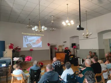 W Krakowie policjanci ostrzegli seniorów przed oszustwami i cyberpułapkami