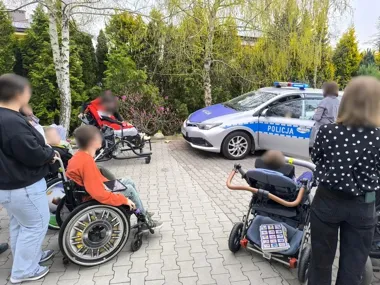 Krakowska drogówka weszła do szkoły - i postawiła na lekcję, która może uratować życie