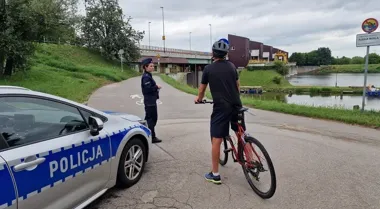 Policjantki nad Wisłą ostrzegały rowerzystów i dzieci przed ryzykiem
