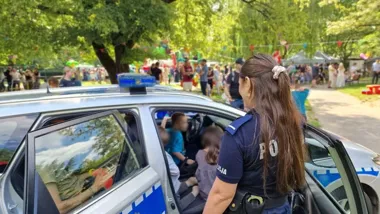 Radiowóz na przedszkolnym pikniku - dzieci oglądały sprzęt z bliska
