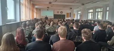 Policja weszła do krakowskiej szkoły - uczniom pokazano drugą stronę służby