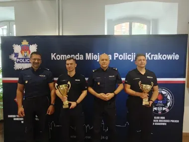 Puchary wróciły do krakowskiej policji po mocnym finiszu mistrzostw