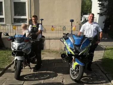 Policyjny motocykl i nowy obowiązek - policjanci szkolili dzieci w Krakowie