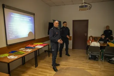 Krakowscy policjanci pokazali piątoklasistom, co potrafi Internet i pies służbowy