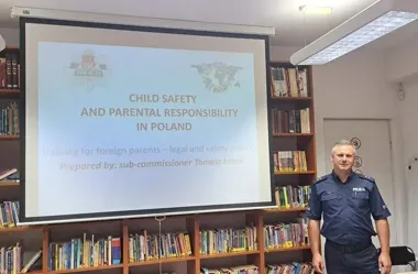 Krakowscy policjanci wyłożyli zasady, które mogą uchronić rodziców przed błędami