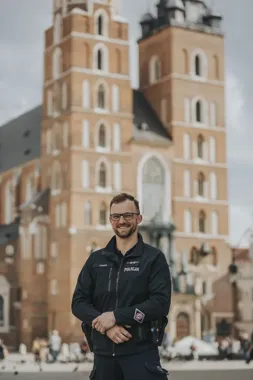 Dzielnicowy z Krakowa - 30 litrów krwi i praca, która trafia do mieszkańców
