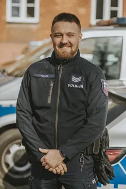 Dzielnicowy z Krakowa uratował ludzi z pożaru - znany z reanimacji i nagród