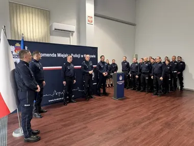 54 krakowskich policjantów awansowało po uroczystej zbiórce w komisariacie