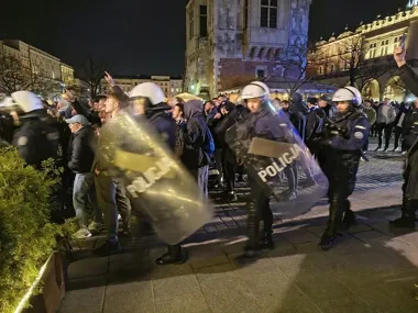 Kraków pod wielką policyjną osłoną - 600 funkcjonariuszy pilnowało meczu