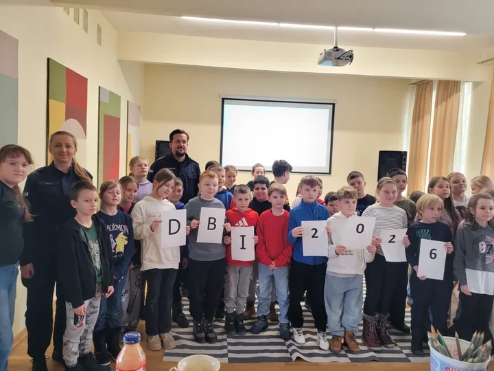 Policja - lekcja o bezpieczeństwie w sieci, domu i na podwórku dla uczniów