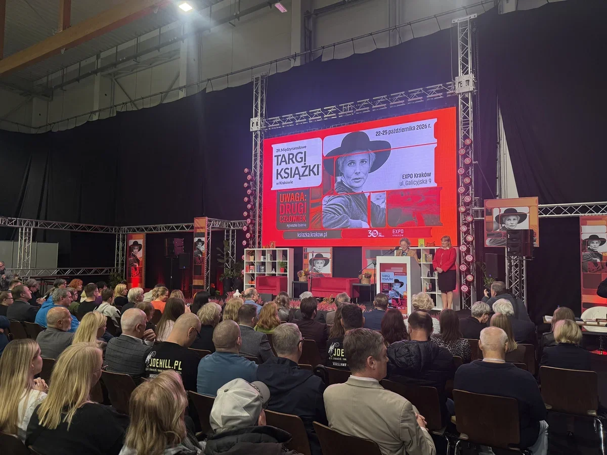 Publiczność siedzi przed sceną podczas ceremonii otwarcia 29. Międzynarodowych Targów Książki w Krakowie w hali EXPO Kraków.