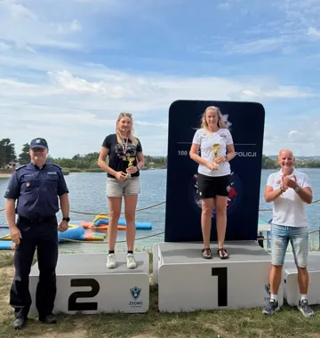 osoby stoją na podium