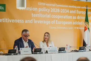 Uczestnicy konferencji COTER w Cáceres siedzą przy stole prezydialnym podczas spotkania dotyczącego polityki spójności 2028-2034.