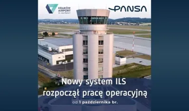 Wieża kontroli lotów na lotnisku Kraków-Balice, z informacją o rozpoczęciu pracy operacyjnej nowego systemu ILS od 1 października.