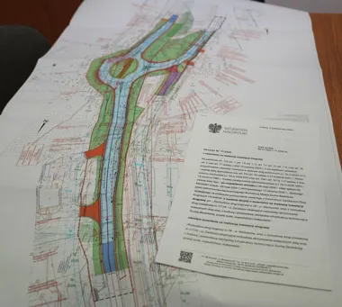 Dokument zezwolenia wojewody małopolskiego na realizację inwestycji drogowej leży na mapie projektowej drogi w Suchej Beskidzkiej.