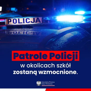 Lampy błyskowe na dachu policyjnym radiowozu z napisem POLICJA, ilustracja do komunikatu KPRP o wzmożonych patrolach w okolicach szkół.