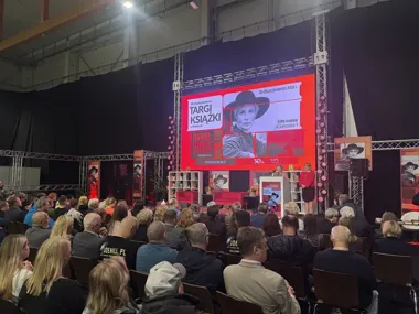 Publiczność siedzi przed sceną podczas ceremonii otwarcia 29. Międzynarodowych Targów Książki w Krakowie w hali EXPO Kraków.