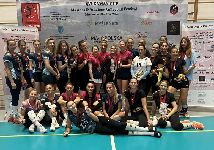 Uczestniczki XVI KAMAN CUP – Masters & Amateur Volleyball Festival w Myślenicach pozują do pamiątkowego zdjęcia z medalami na tle baneru turniejowego.