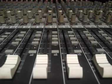 Młodzież w studiu nagrań - praktyczne zajęcia dla 13+ w SCKM, gdzie dźwięk staje się zawodem