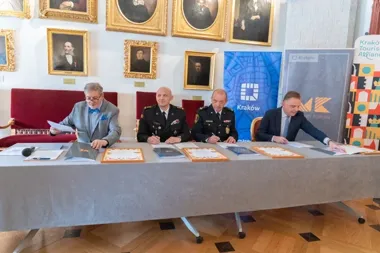 Brama Kleparska wraca do codziennego rytuału - służby oddały muzeum pamiątki