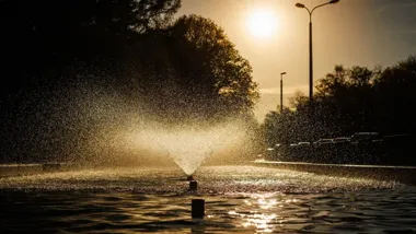 Fontanny w Krakowie wracają do miasta. Za wodą stoi cały sezon pracy