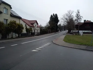 Na Kąpielowej zniknie ciemny odcinek przy przejściach dla pieszych