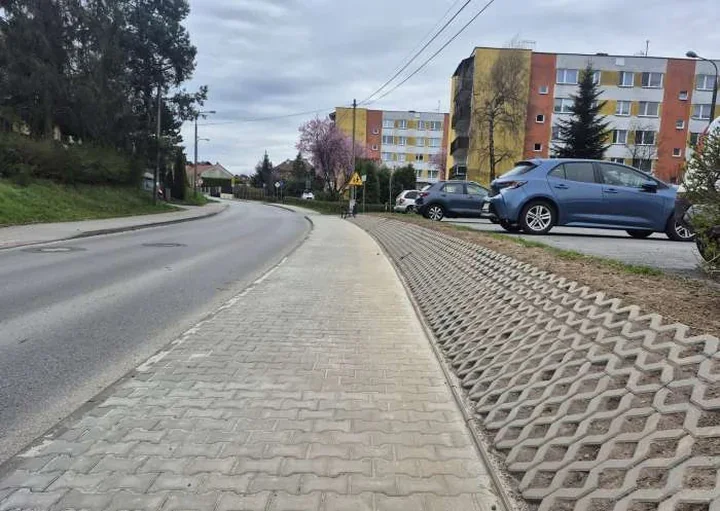 Szerszy chodnik na Bukowskiej w Skawinie poprawił warunki dla pieszych