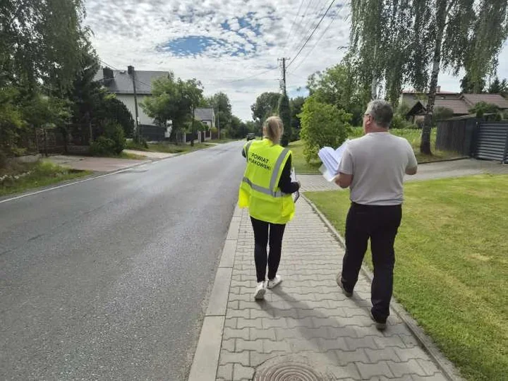 Nowe przejście i peron przystankowy w Giebułtowie. Ruszyła budowa przy drodze powiatowej