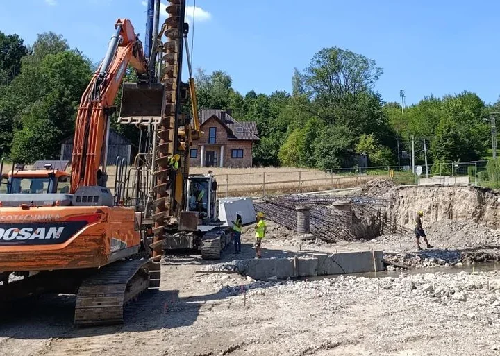 Nowy most w Sieciechowicach powstaje na palach. Znamy termin zakończenia prac
