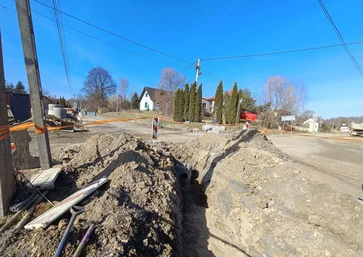 Rozbudowa DP 2122K w Brzoskwini – chodniki, kanalizacja i nowe oświetlenie