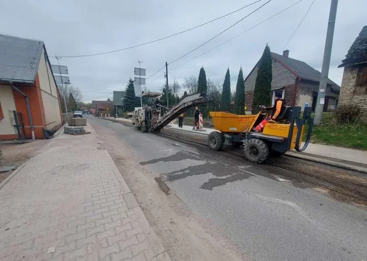 Na św. Józefa w Przegini Duchownej roboty weszły na jezdnię