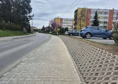 Szerszy chodnik na Bukowskiej w Skawinie poprawił warunki dla pieszych