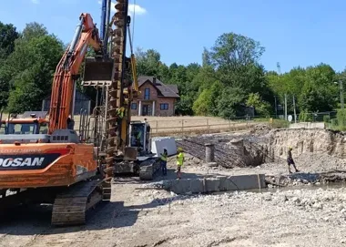Nowy most w Sieciechowicach powstaje na palach. Znamy termin zakończenia prac