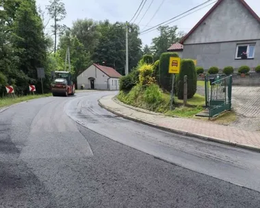 Nowy asfalt w Garlicy Murowanej. Remont wchodzi w ostatnią prostą